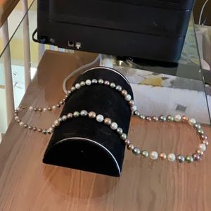 Pearl necklace multi color.